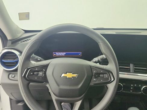 Certified 2025 Chevrolet Trax LT FWD image 16