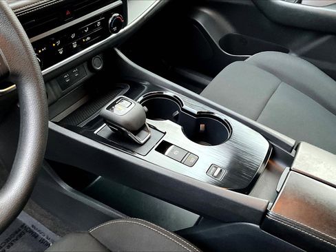 Used 2024 Nissan Rogue S image 19