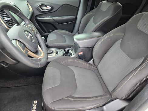 Used 2016 Jeep Cherokee Latitude FWD image 6
