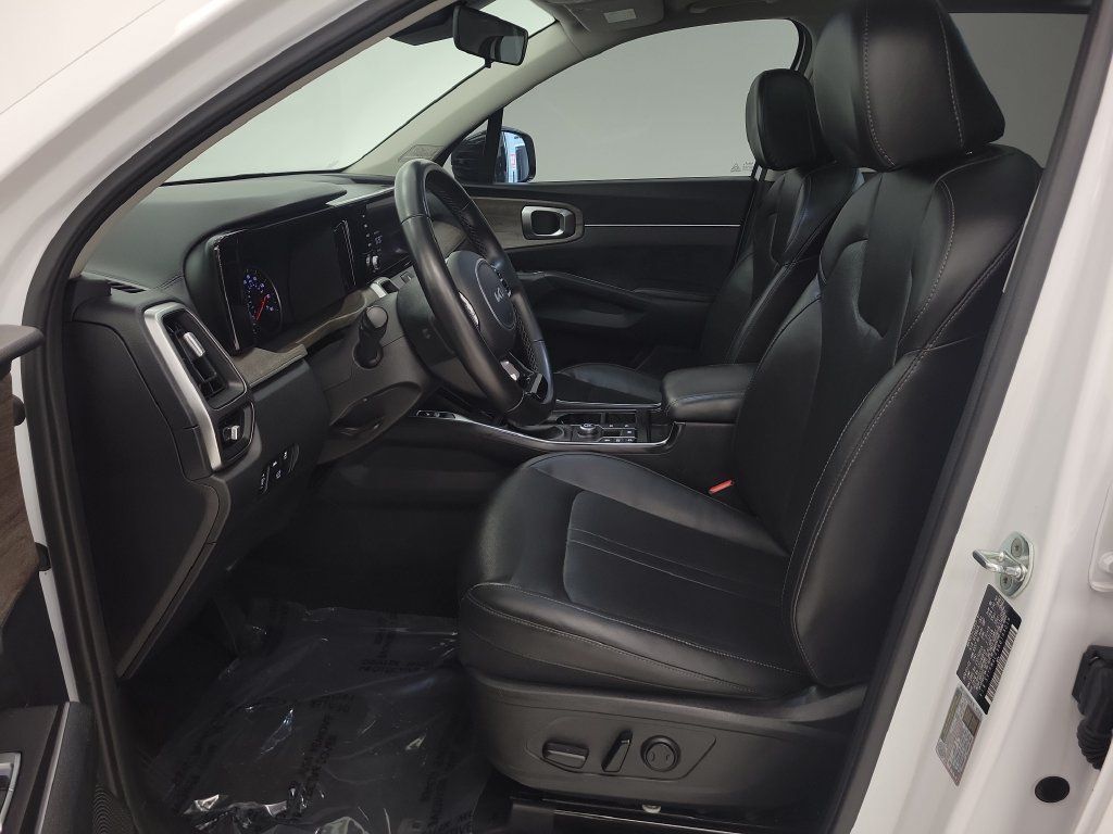 Used 2022 Kia Sorento EX w/ Panoramic Sunroof Package FWD image 9