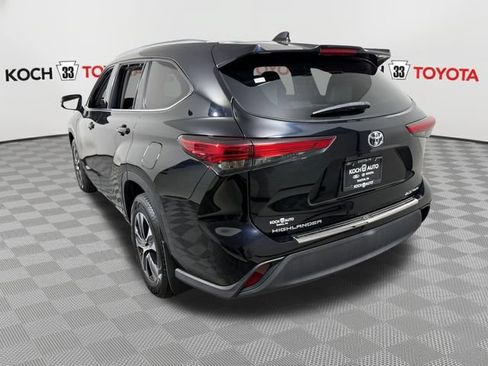 Used 2020 Toyota Highlander XLE AWD/4WD image 6
