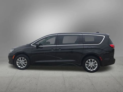 Used 2023 Chrysler Pacifica Touring-L image 3
