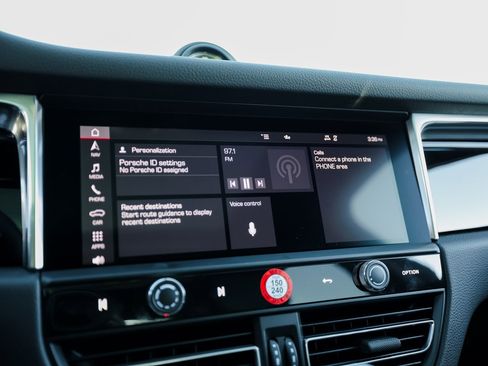 Certified 2025 Porsche Macan image 18