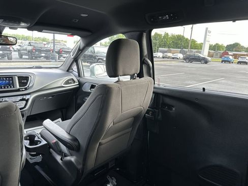 Used 2019 Chrysler Pacifica Touring Plus w/ S Appearance Package FWD image 11
