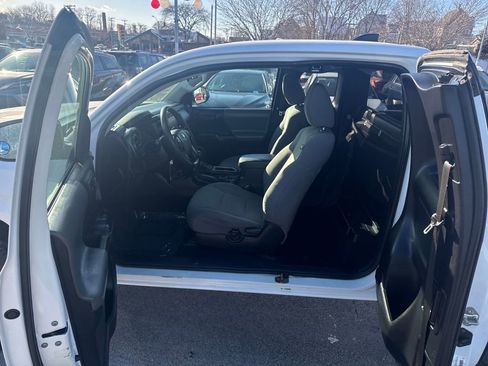 Used 2020 Toyota Tacoma SR image 33