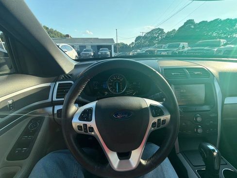 Used 2015 Ford Explorer XLT w/ Equipment Group 202B FWD image 18