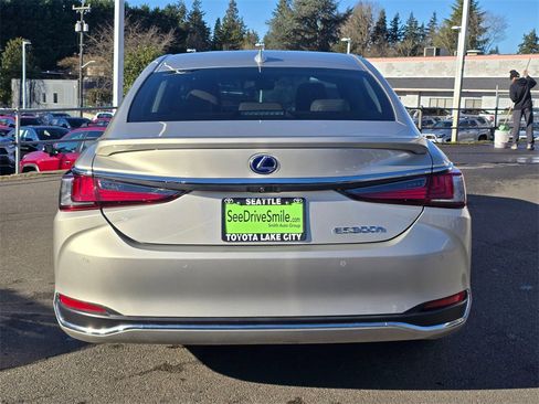 Used 2020 Lexus ES 300h w/ Premium Package image 6