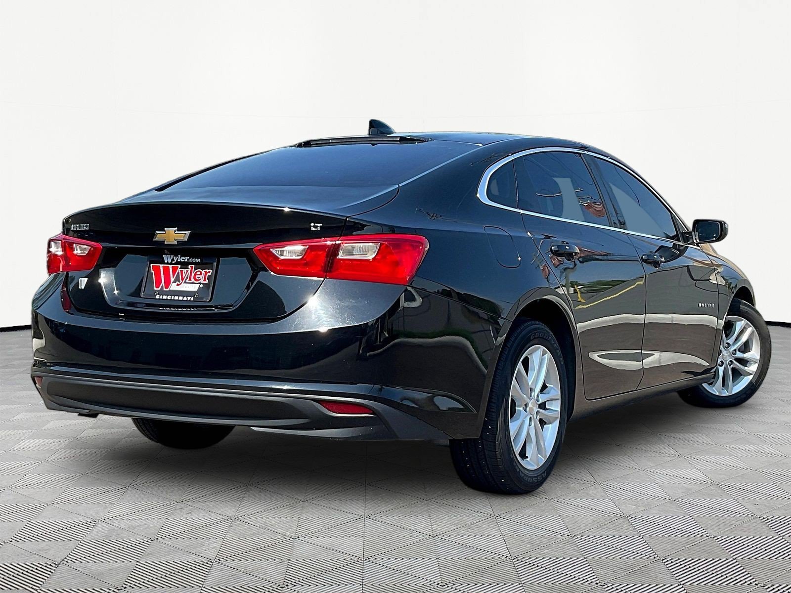 Used 2017 Chevrolet Malibu LT FWD image 6