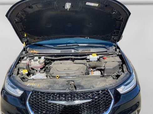 Used 2024 Chrysler Pacifica Select image 9