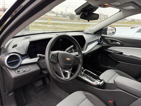 Used 2024 Chevrolet Trax LT w/ Driver Confidence Package image 9