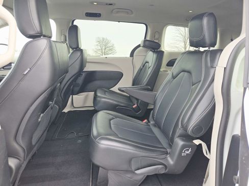 Used 2024 Chrysler Pacifica Touring-L image 13