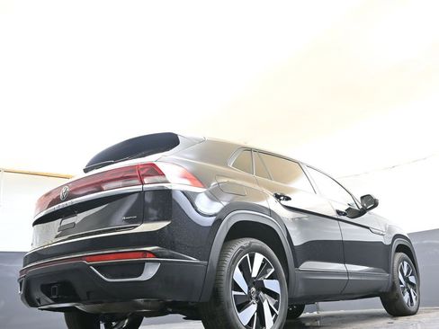 Certified 2025 Volkswagen Atlas Cross Sport SE image 33