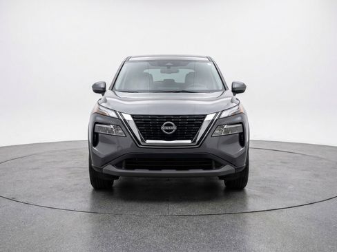 Used 2025 Nissan Rogue SV image 2