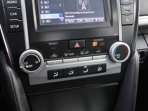 Used 2014 Toyota Camry L image 25