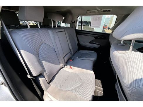 Used 2022 Toyota Highlander LE AWD/4WD image 29