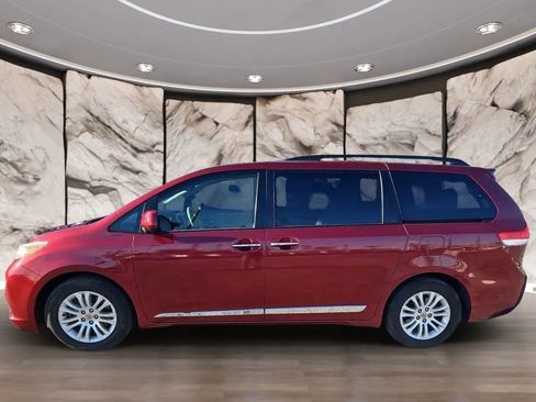 Used 2013 Toyota Sienna XLE image 3