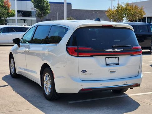 Used 2024 Chrysler Pacifica Touring-L FWD image 5