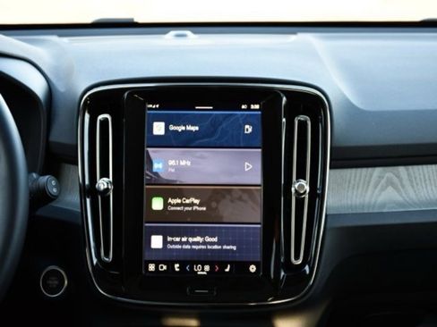 Certified 2025 Volvo XC40 B5 Plus image 23