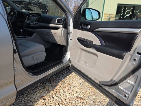 Used 2018 Toyota Highlander XLE AWD/4WD image 23