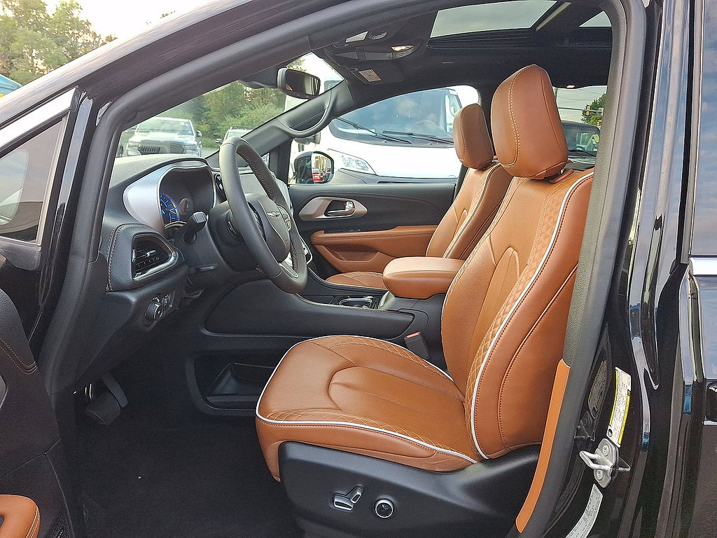 Used 2025 Chrysler Pacifica Pinnacle FWD image 17