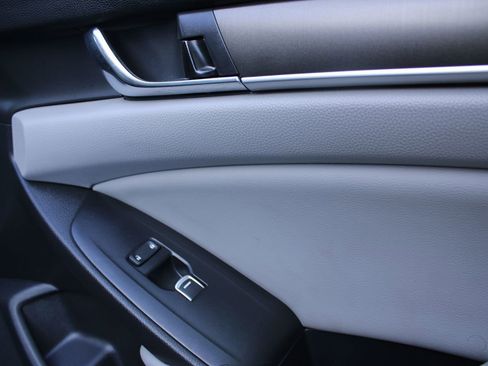 Used 2018 Honda Accord LX image 19