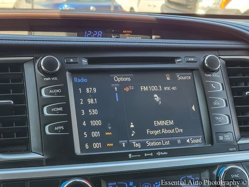 Used 2017 Toyota Highlander XLE w/ Carpet Mat Package image 23