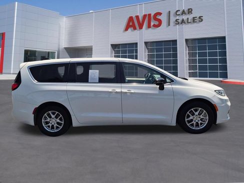 Used 2024 Chrysler Pacifica Touring-L FWD image 5