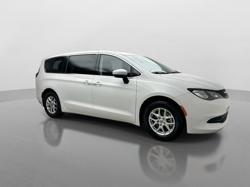 Used 2022 Chrysler Voyager LX FWD image 7