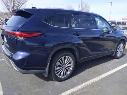 Certified 2022 Toyota Highlander Platinum image 10