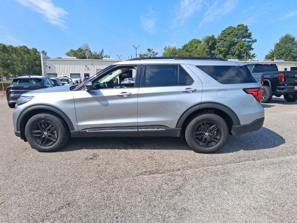 Used 2025 Ford Explorer Active AWD/4WD image 8