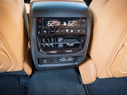 Used 2025 Jeep Grand Cherokee Summit image 30