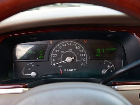 Used 2003 Lincoln Town Car Signature image 29