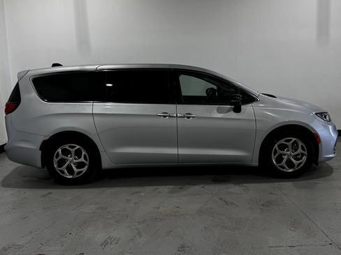 Used 2024 Chrysler Pacifica Limited FWD image 20