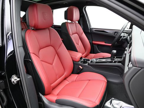 Used 2025 Porsche Macan image 30