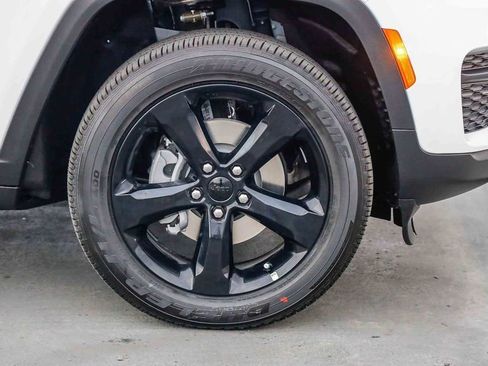 New 2025 Jeep Grand Cherokee Altitude image 11