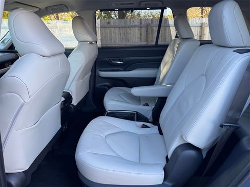 Used 2025 Toyota Grand Highlander AWD image 19