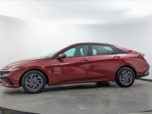Used 2024 Hyundai Elantra SEL FWD image 3