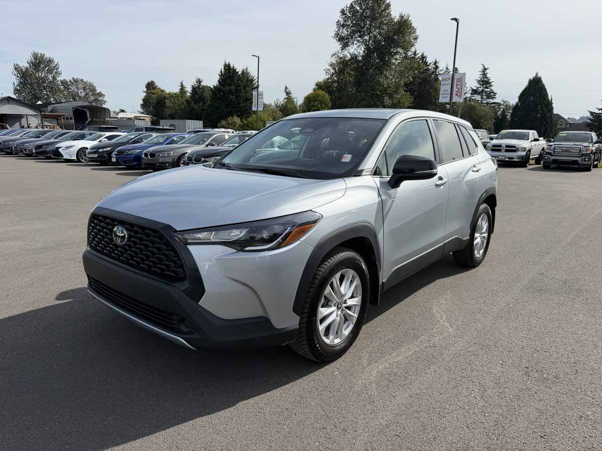 Used 2025 Toyota Corolla Cross LE AWD/4WD image 4