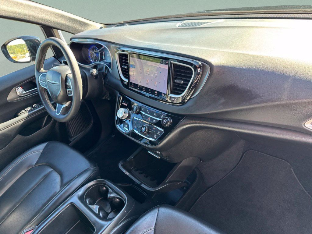 Used 2025 Chrysler Pacifica Select FWD image 26