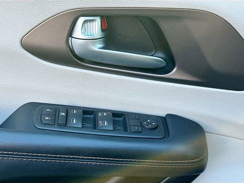 Used 2017 Chrysler Pacifica Touring image 18