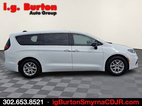 Used 2024 Chrysler Pacifica Touring-L FWD image 7