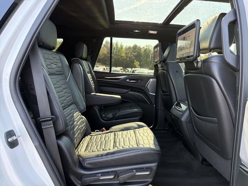 Used 2022 Cadillac Escalade Sport Platinum AWD/4WD image 17