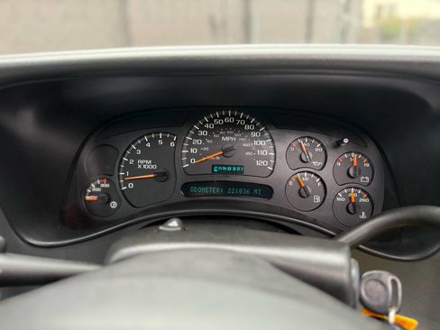 Used 2005 Chevrolet Avalanche 2500 w/ Preferred Equipment Group image 48