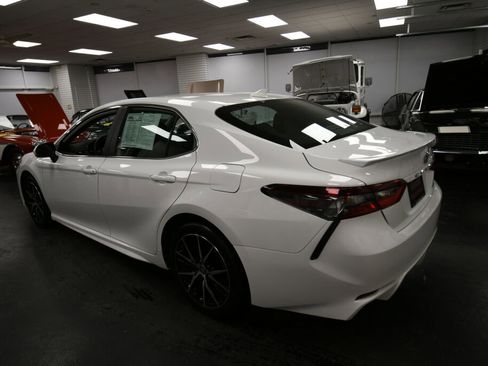 Used 2024 Toyota Camry SE image 5