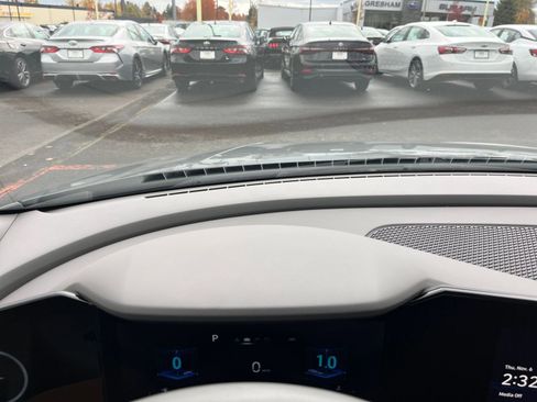 Used 2025 Hyundai Elantra SEL image 33