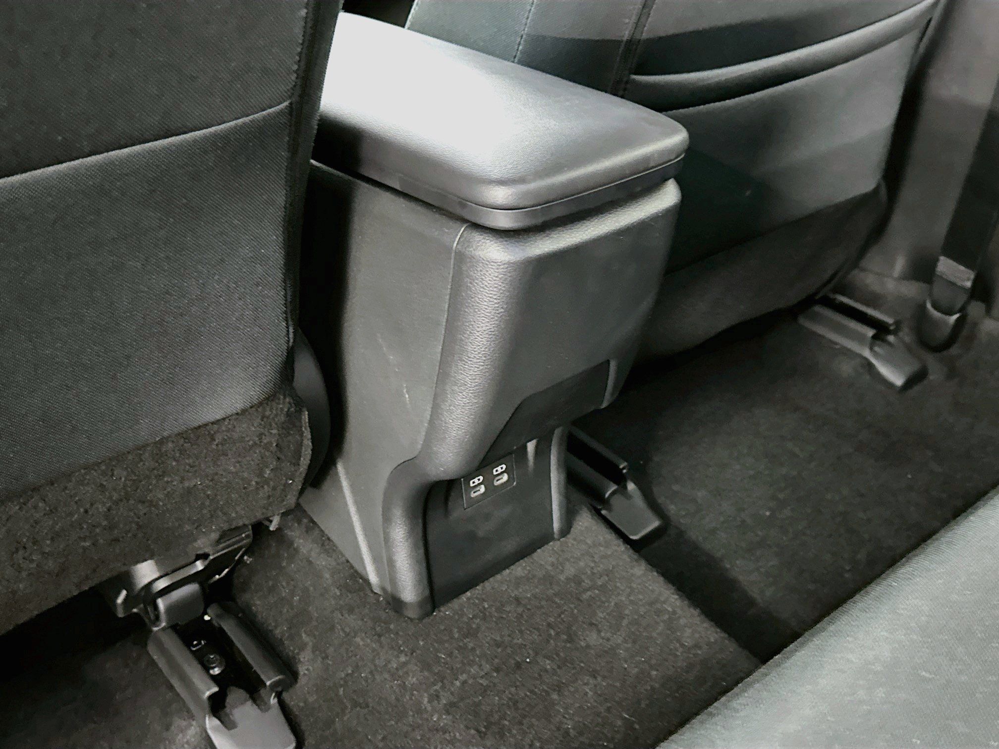 Used 2025 Toyota Prius LE FWD image 28