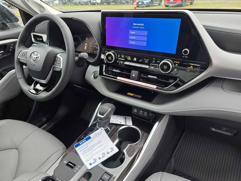 New 2026 Toyota Highlander Platinum AWD/4WD image 11