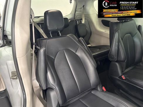 Used 2024 Chrysler Pacifica Limited FWD image 75