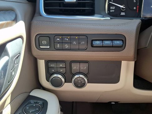 Used 2021 GMC Yukon Denali w/ Denali Premium Package AWD/4WD image 24