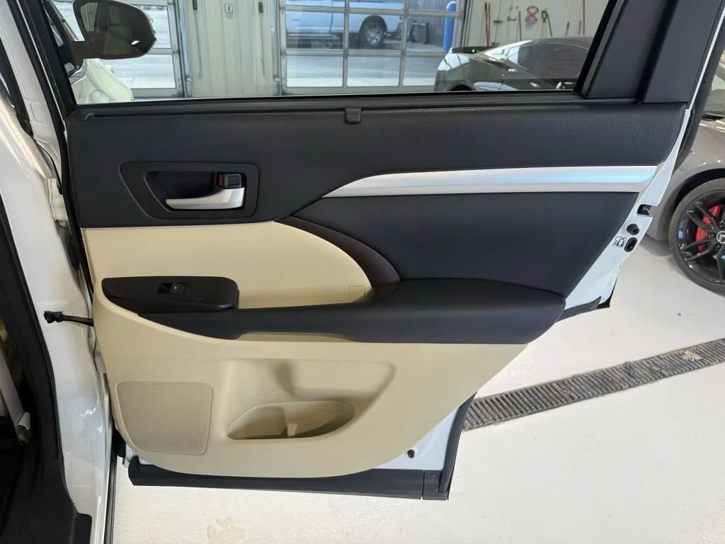 Used 2015 Toyota Highlander XLE AWD/4WD image 39